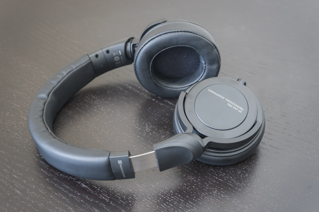 Beyerdynamic DT240 Pro - Metal head band and aluminum frame.