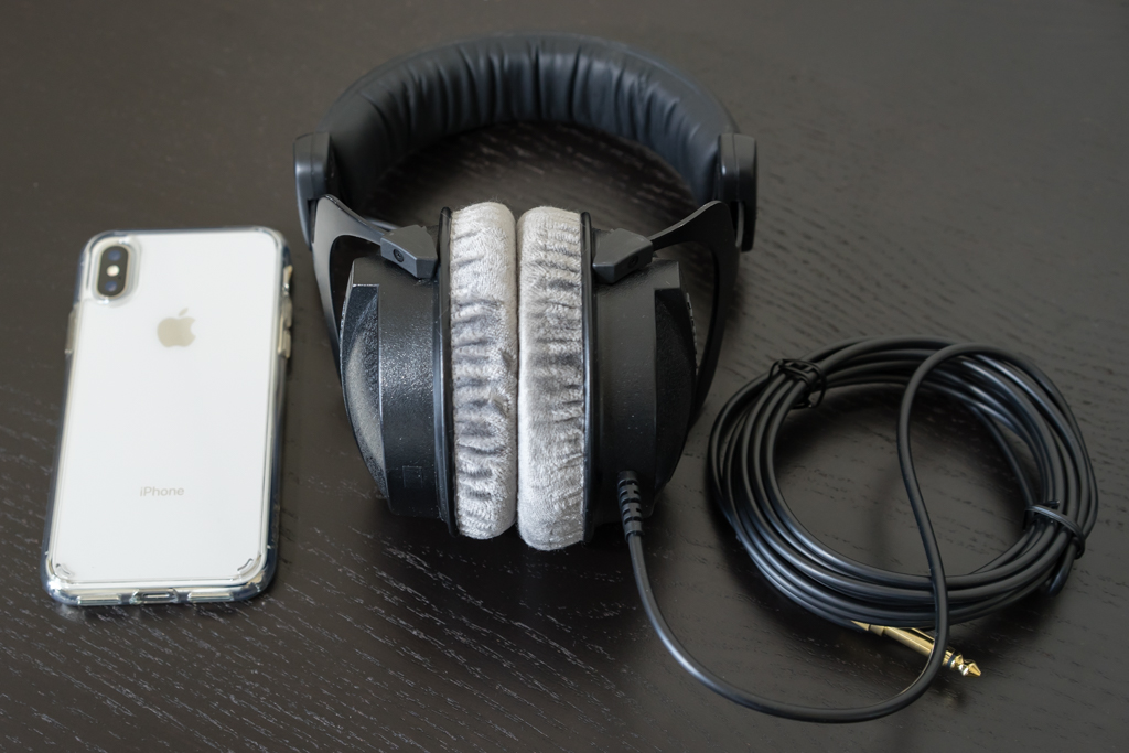 Beyerdynamic DT 770 Studio. Size comparison with iPhone X.