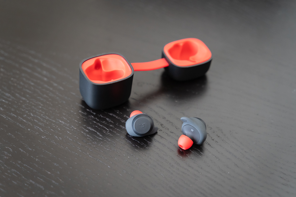 Havit G1W. Earbuds and case.