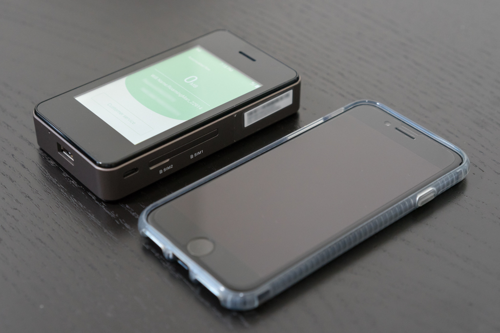 Size Comparison. Left: Roamingman device, Right: iPhone 7.