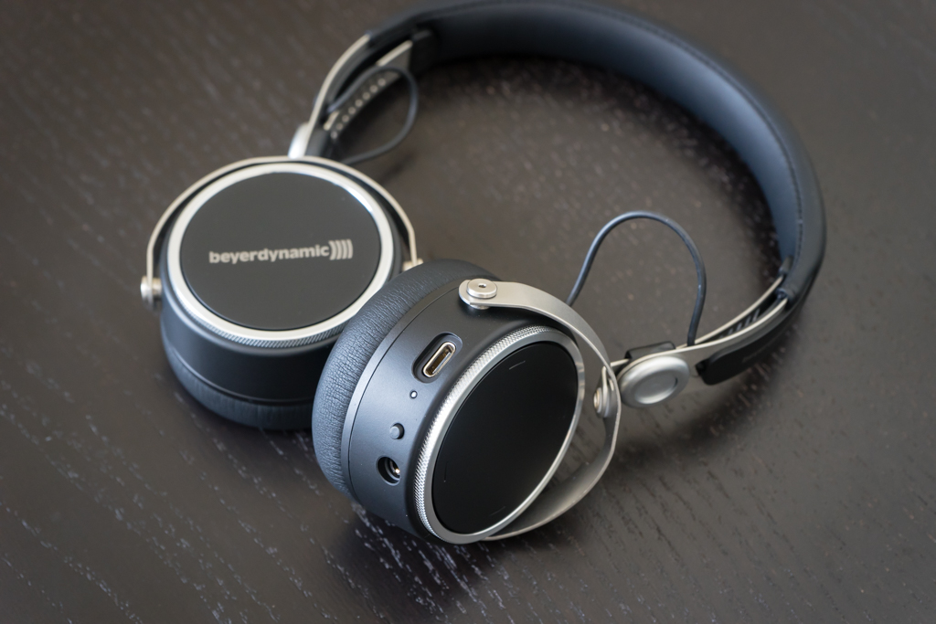 Beyerdynamic Aventho Wireless. Port s, button and LED indicator.