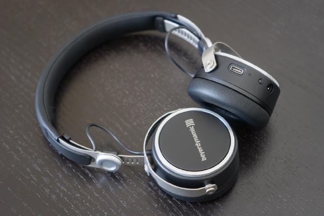 Aventho Wireless. Left ear-cup and headband adjusting mechanism.