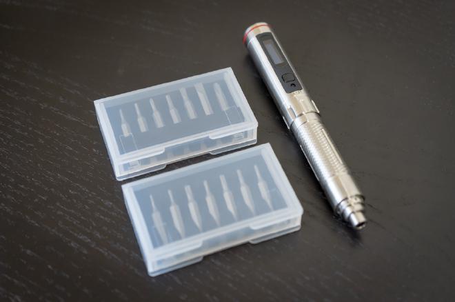 ES-121 smart screwdriver with included tips.