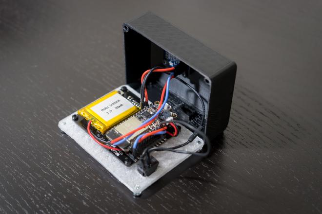 Final assembly. All components inside the 3d printed case.