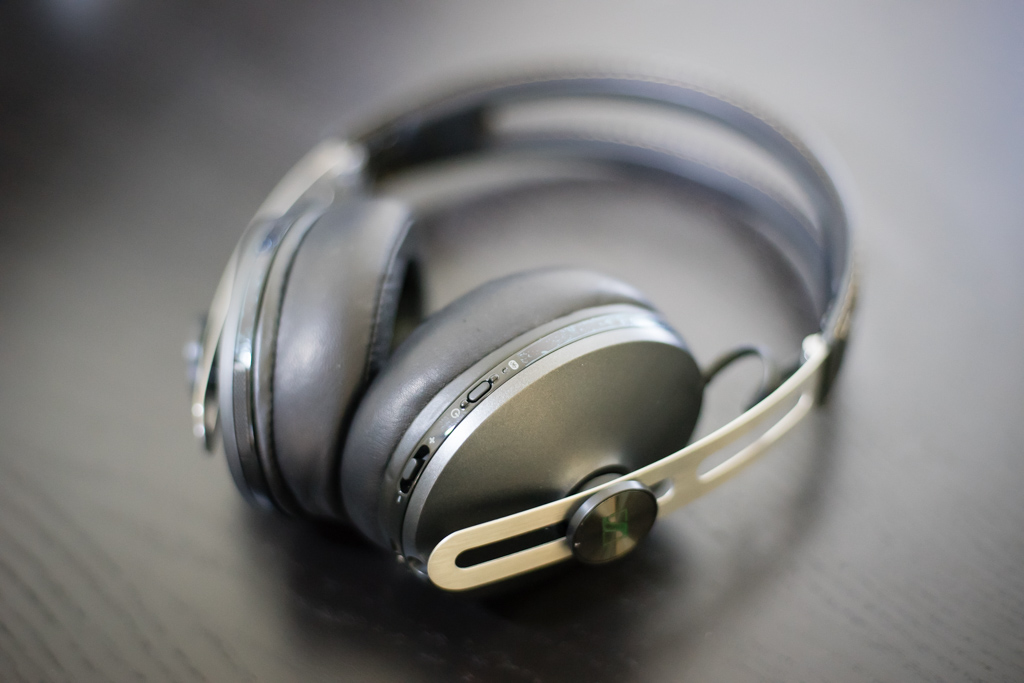 Momentum Wireless Headphones buttons 