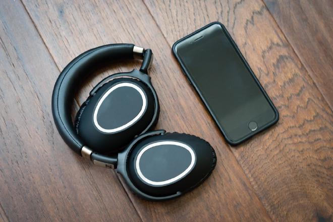 Sennheiser PXC 550 & iPhone 7 Size Comparison